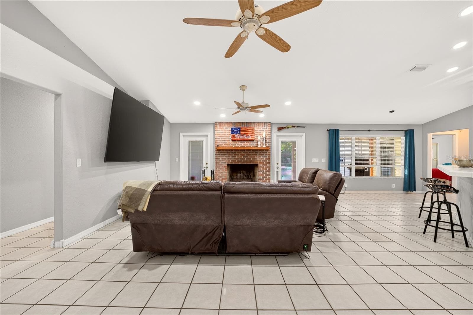 Living Room - 6410 NE 25TH AVE, OCALA