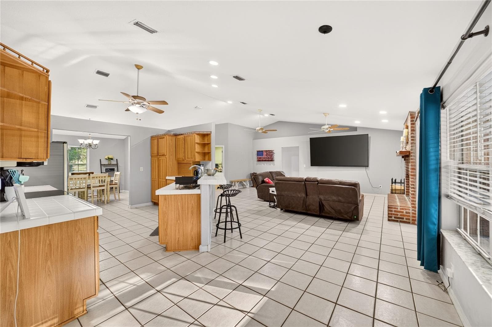 Eat-in Dining Room/Living Room - 6410 NE 25TH AVE, OCALA