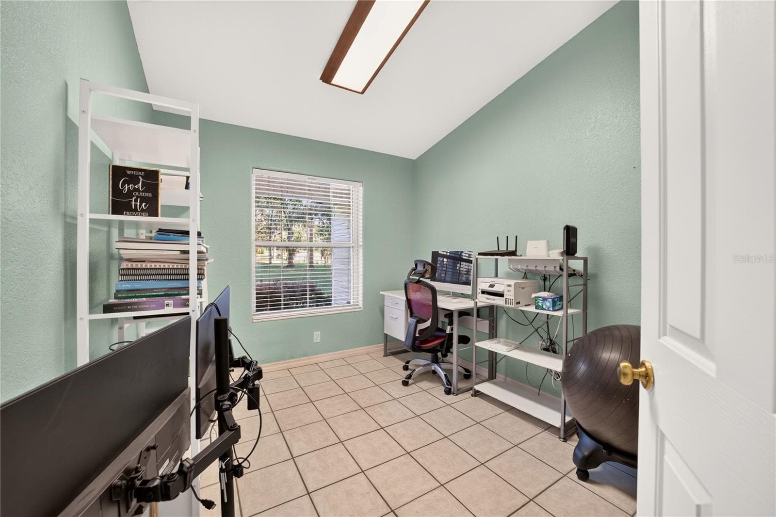 Den/Office - 6410 NE 25TH AVE, OCALA