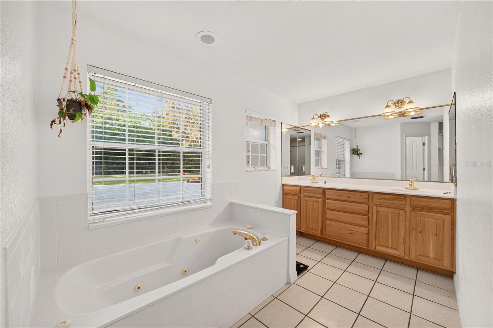 Master Bedroom En-Suite - 6410 NE 25TH AVE, OCALA