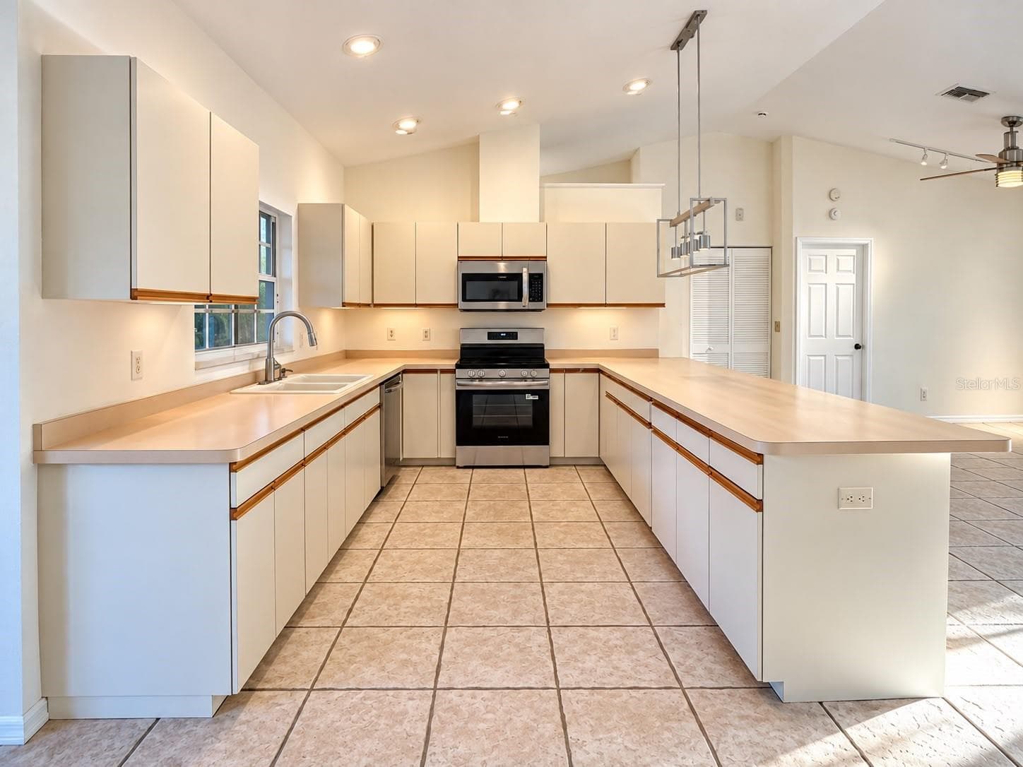 Condominium at 131 49TH CT E, PALMETTO, photo 10 of 34