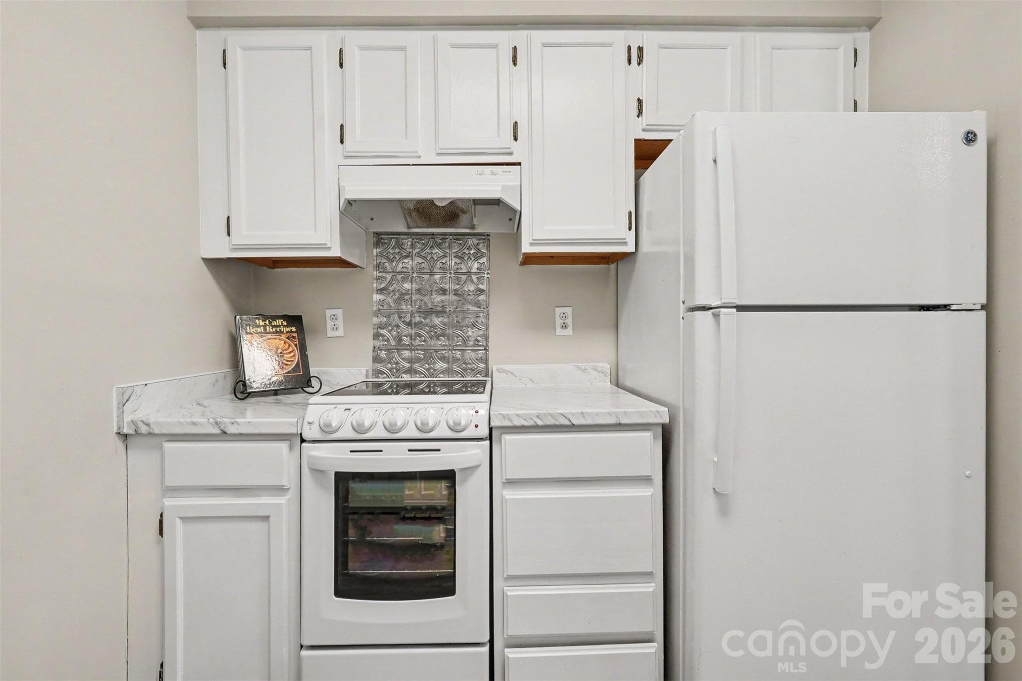 BRAND NEW STOVE - REFRIGERATOR REMAINS - 3201 Heathstead Place, Charlotte