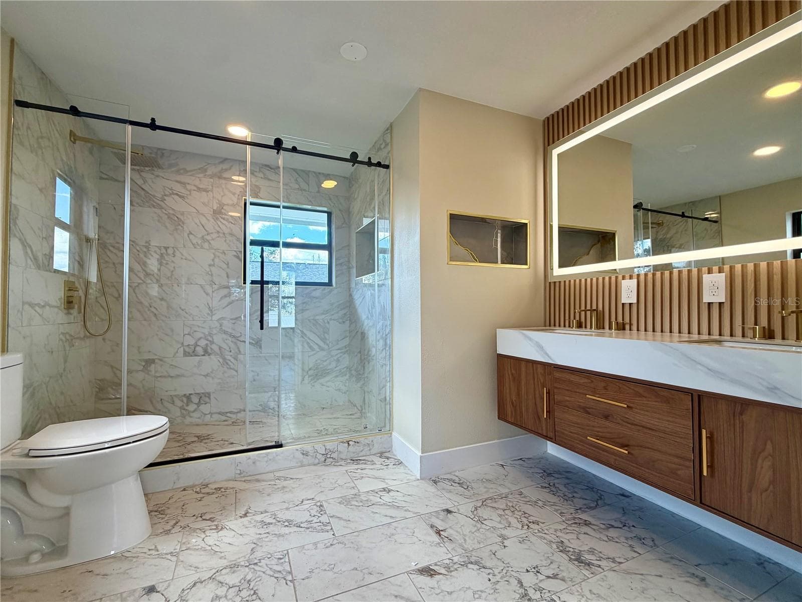 Master bathroom - 604 EDMUND AVE, DUNDEE