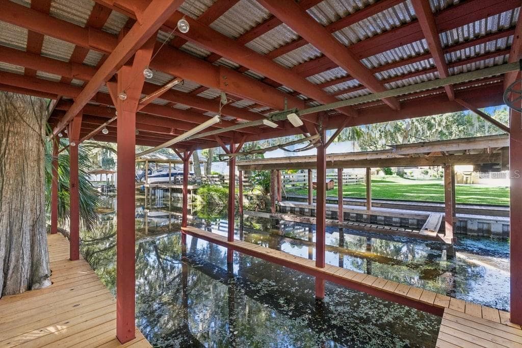 Canal to Lake Harris and boat lift - 30749 GLENN DR, TAVARES