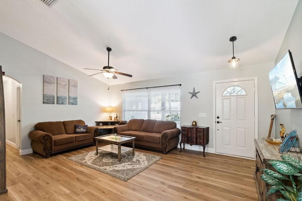 Light and bright - 30749 GLENN DR, TAVARES