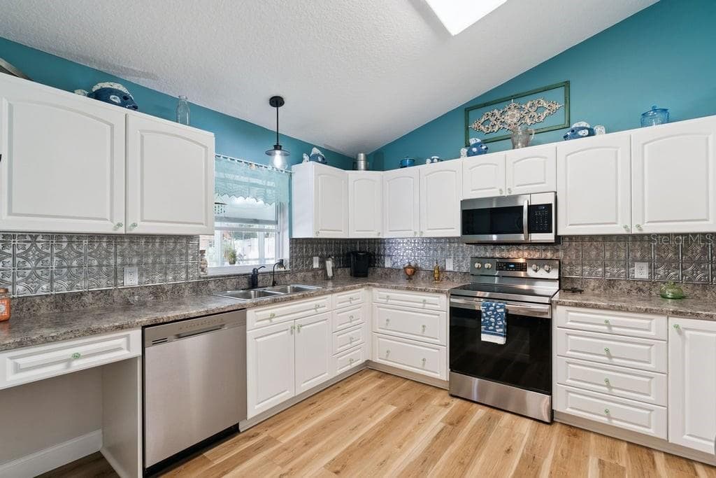 New Appliances and built in desk - 30749 GLENN DR, TAVARES
