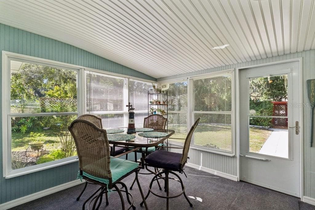 300 square feet under air - 30749 GLENN DR, TAVARES