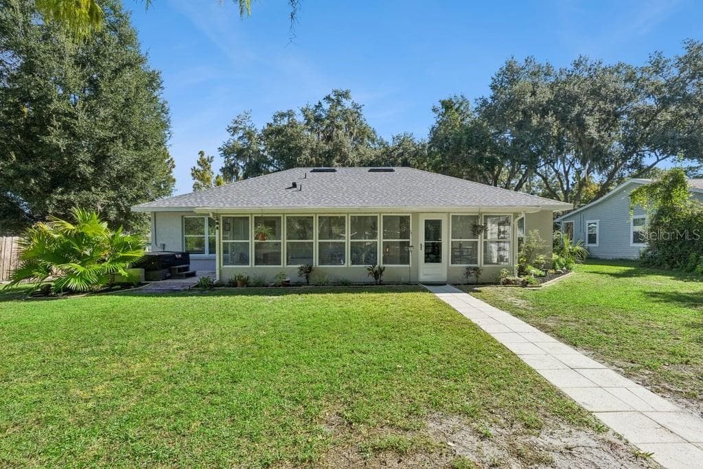Spacious backyard with walkway to canal and dock - 30749 GLENN DR, TAVARES