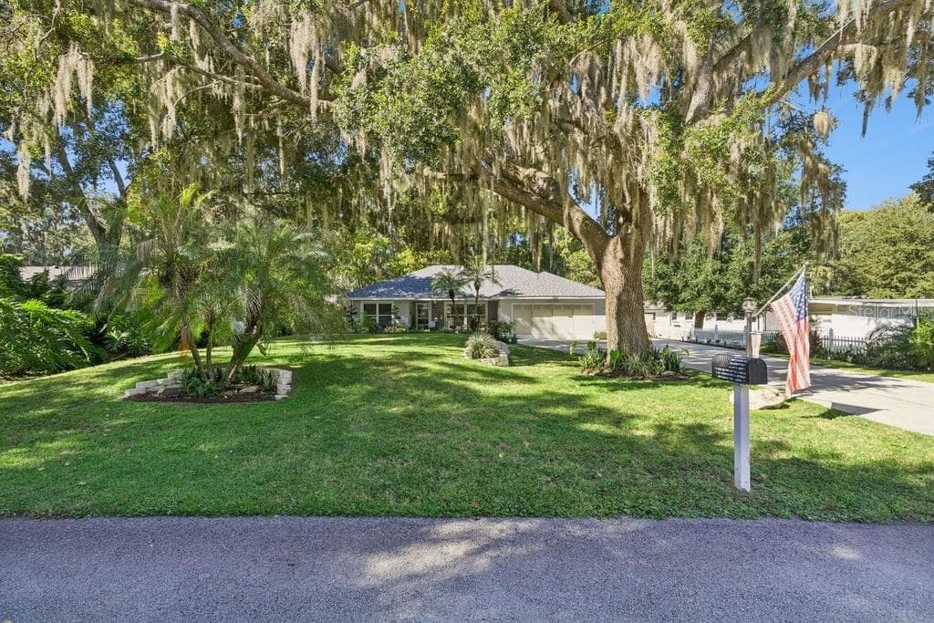 Large grandaddy oak and private mailbox - 30749 GLENN DR, TAVARES