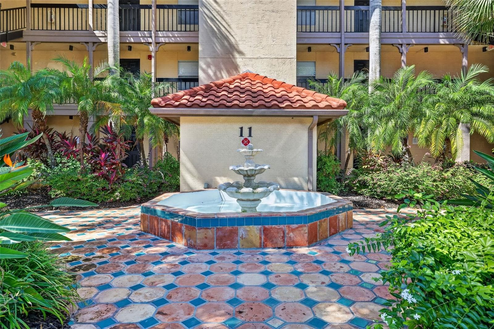 2400 FEATHER SOUND DR #1121