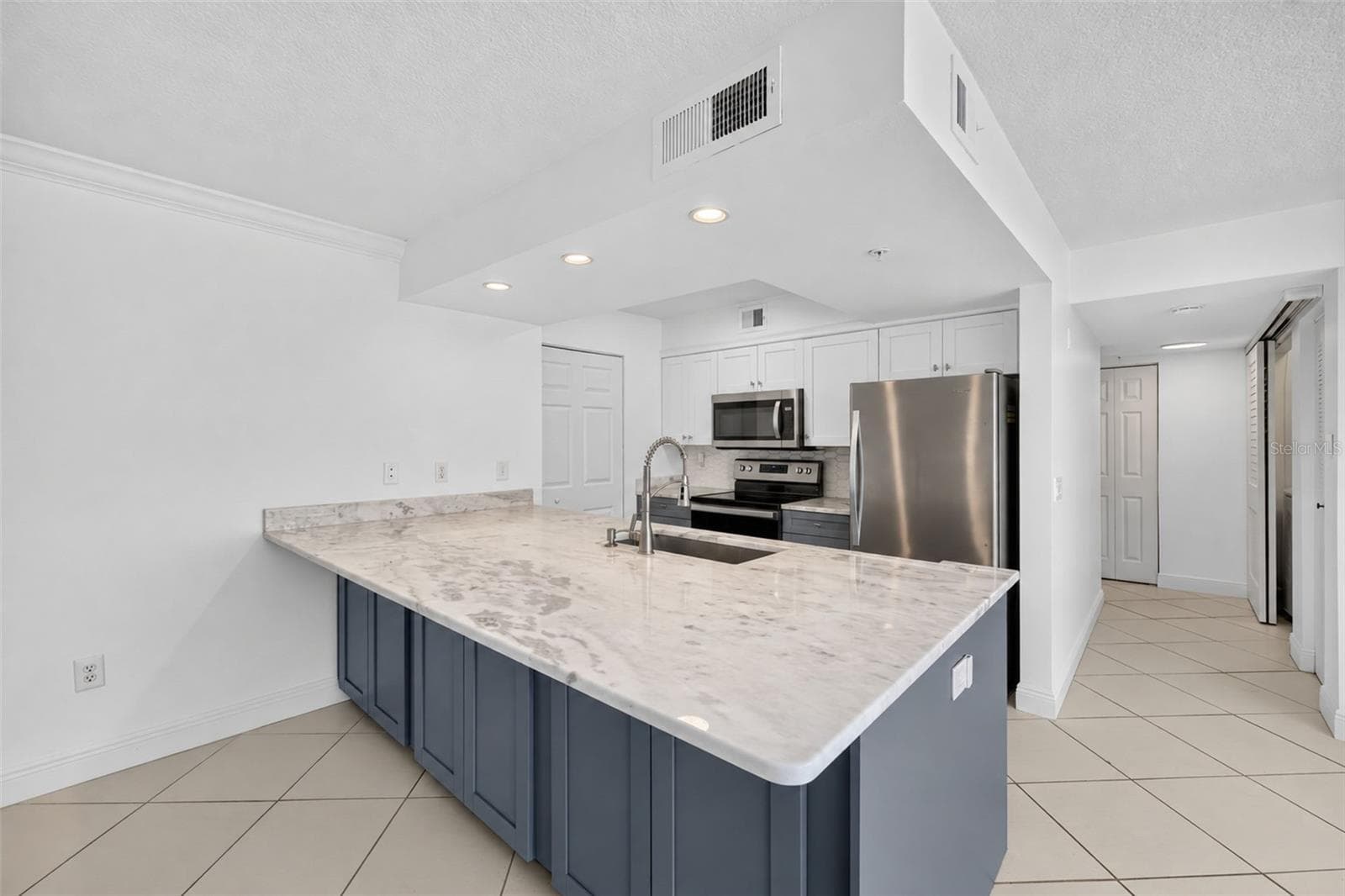 Condominium at 2400 FEATHER SOUND DR #1121, CLEARWATER, photo 10 of 35