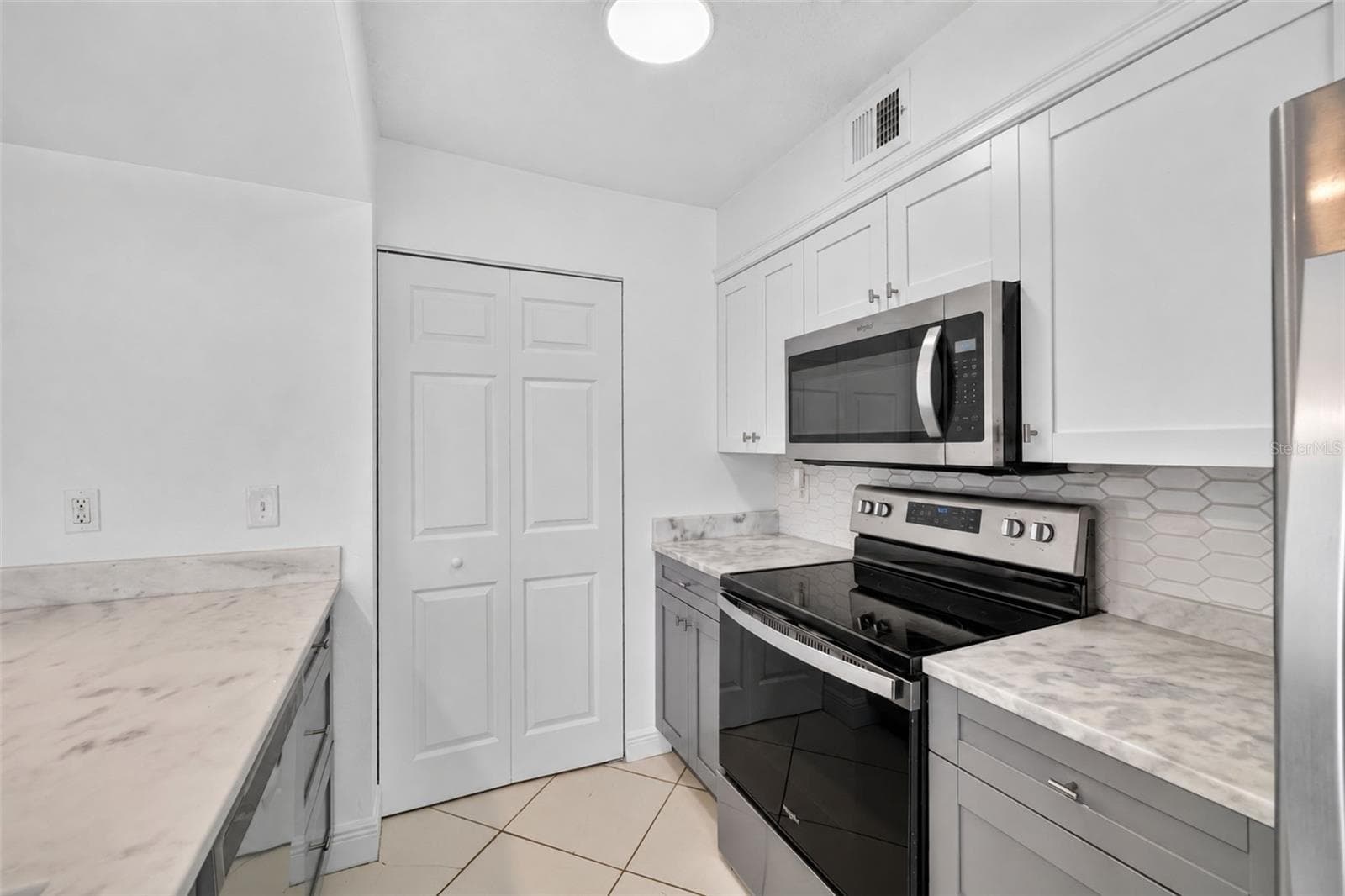Condominium at 2400 FEATHER SOUND DR #1121, CLEARWATER, photo 11 of 35