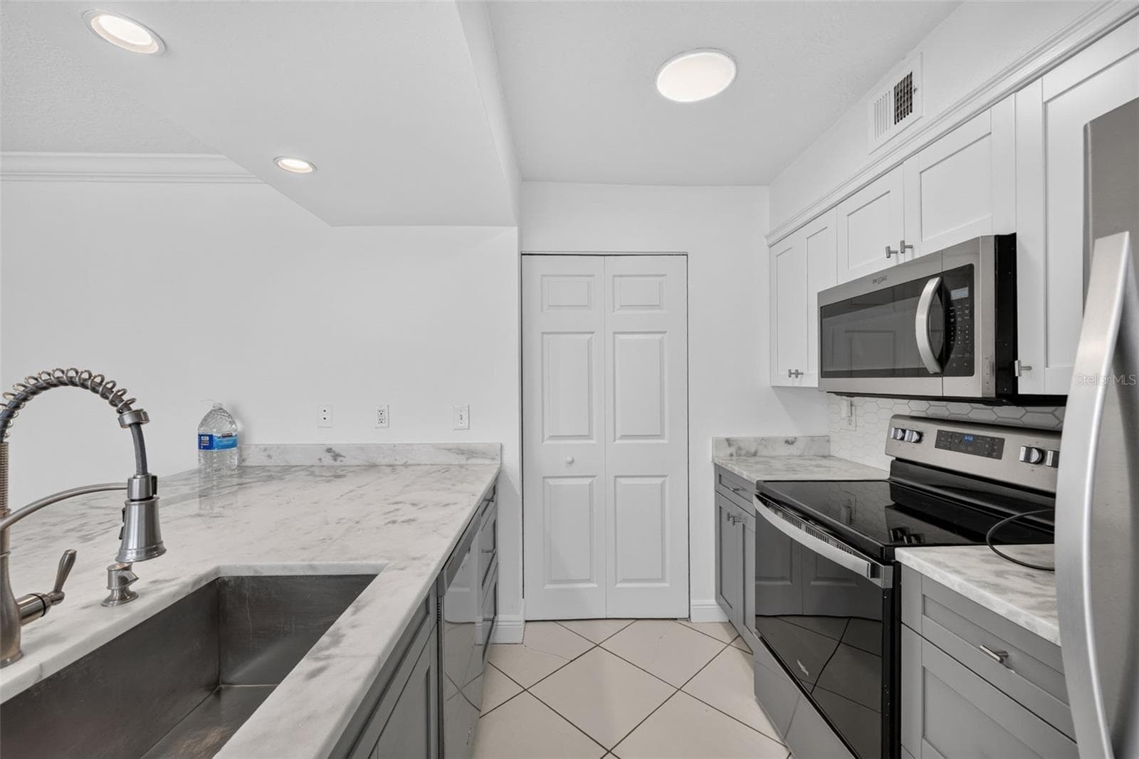 Condominium at 2400 FEATHER SOUND DR #1121, CLEARWATER, photo 12 of 35