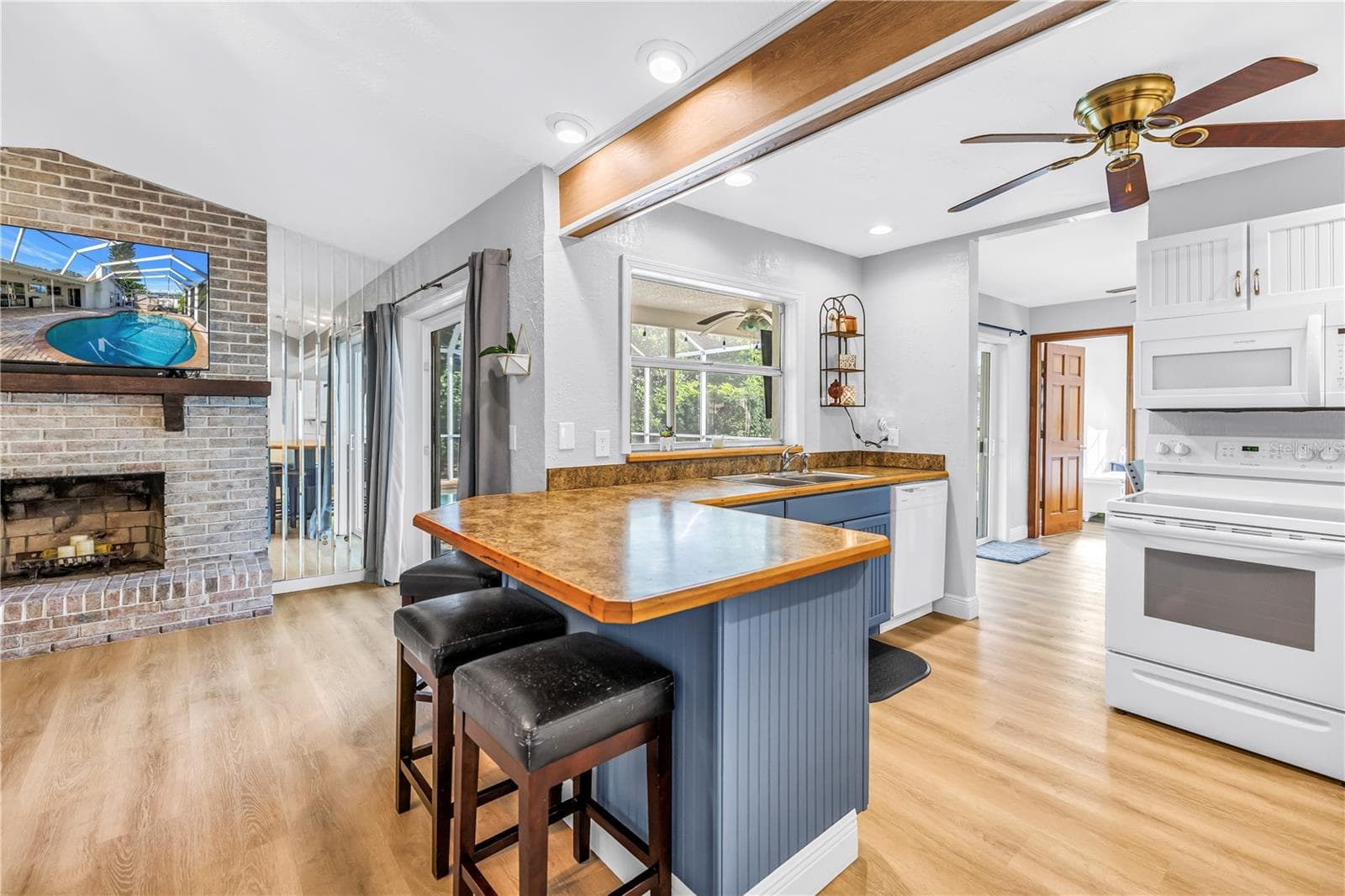 Kitchen with Breakfast Bar - 2079 EGRET DR, PALM HARBOR