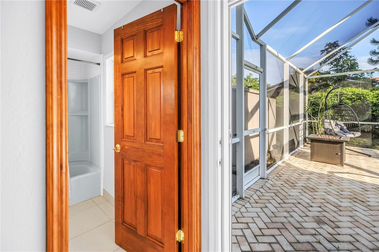 Guest Bathroom with Pool Access - 2079 EGRET DR, PALM HARBOR