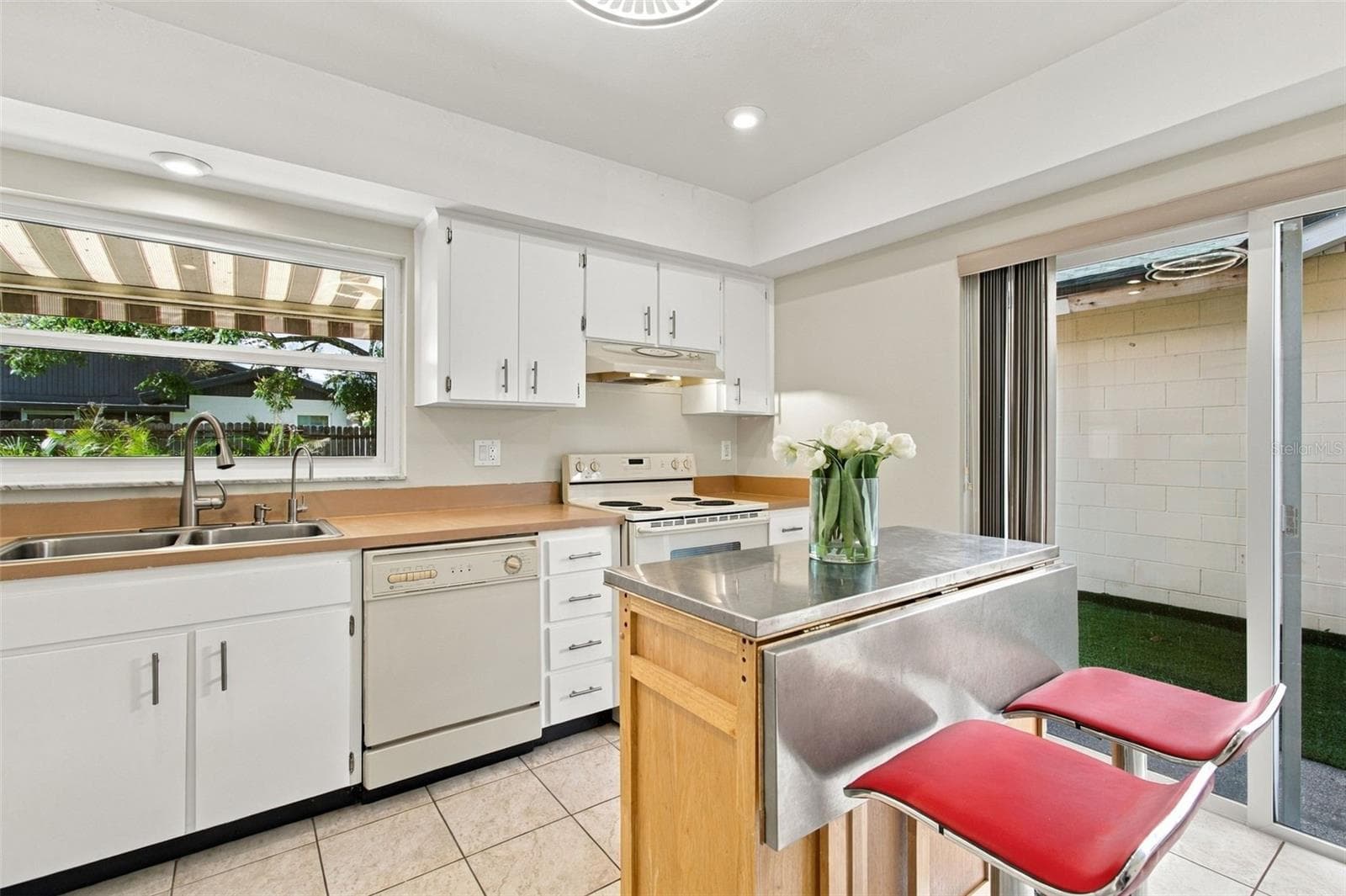 Single Family Residence at 4830 GROVE POINT DR, TAMPA, photo 17 of 63