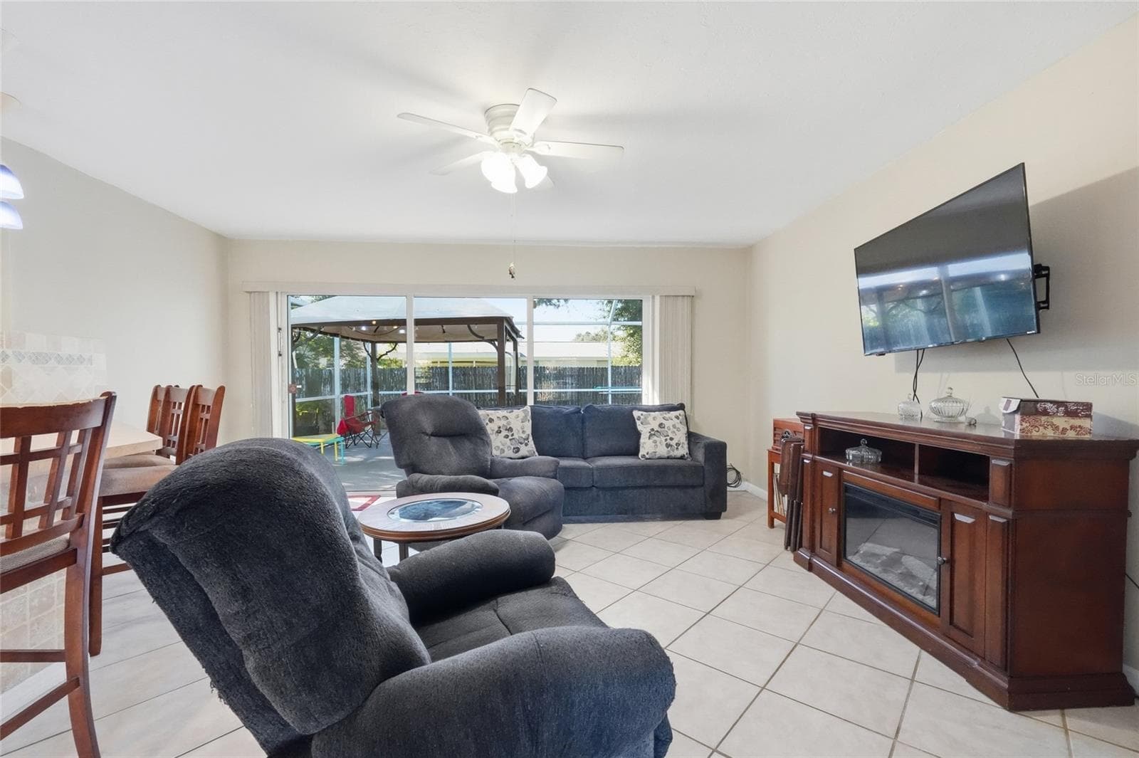 TV stays! - 630 DARWIN RD, VENICE