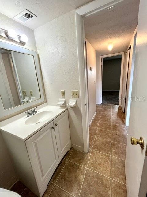 Bathroom - view to hallway - 5325 CURRY FORD RD #B205, ORLANDO
