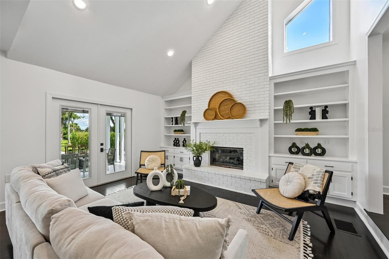 Light and bright with access to the back porch and private pool. - 5060 18TH AVE W, BRADENTON
