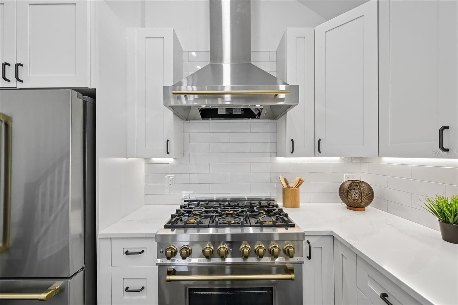Gas Z Line range with hood. - 5060 18TH AVE W, BRADENTON