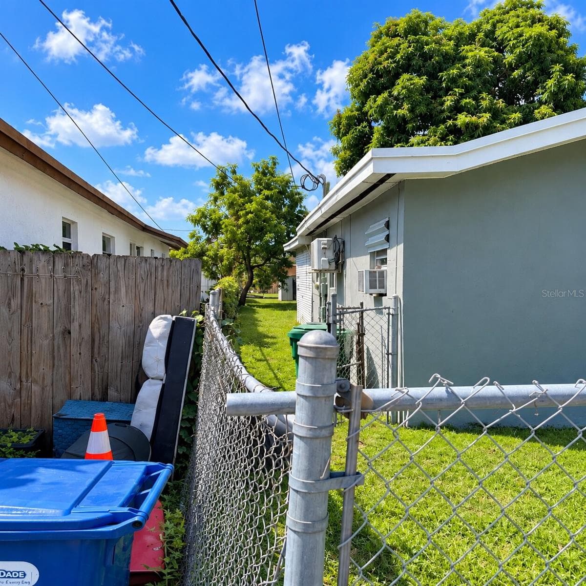 Side of House - 17930 SW 104TH AVE, MIAMI