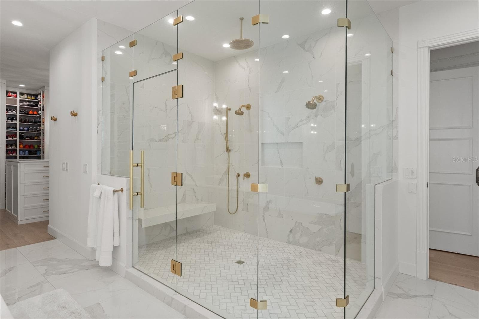 Huge Shower with multiple shower heads - 6091 LINNEAL BEACH DR, APOPKA