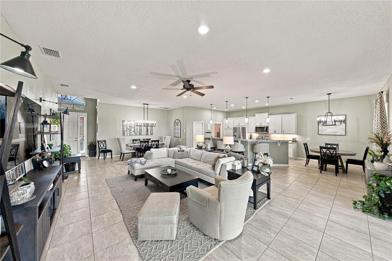 Living room - 6125 PEBBLE BEACH BLVD, WINTER HAVEN