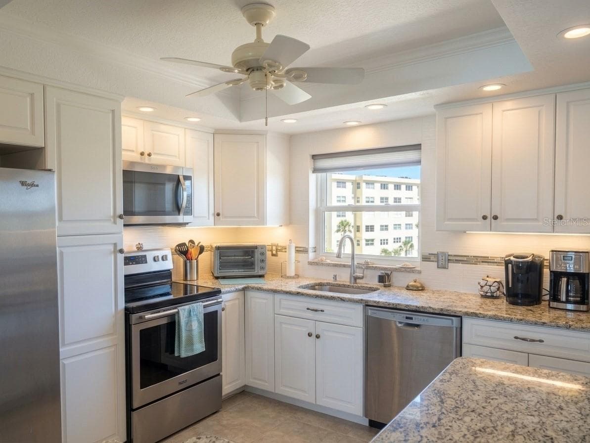 Condominium at 4725 COVE CIR #APT 609, ST PETERSBURG, photo 3 of 37