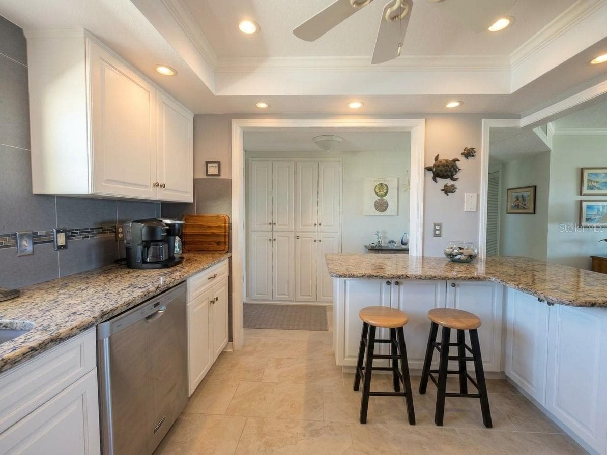 Condominium at 4725 COVE CIR #APT 609, ST PETERSBURG, photo 5 of 37