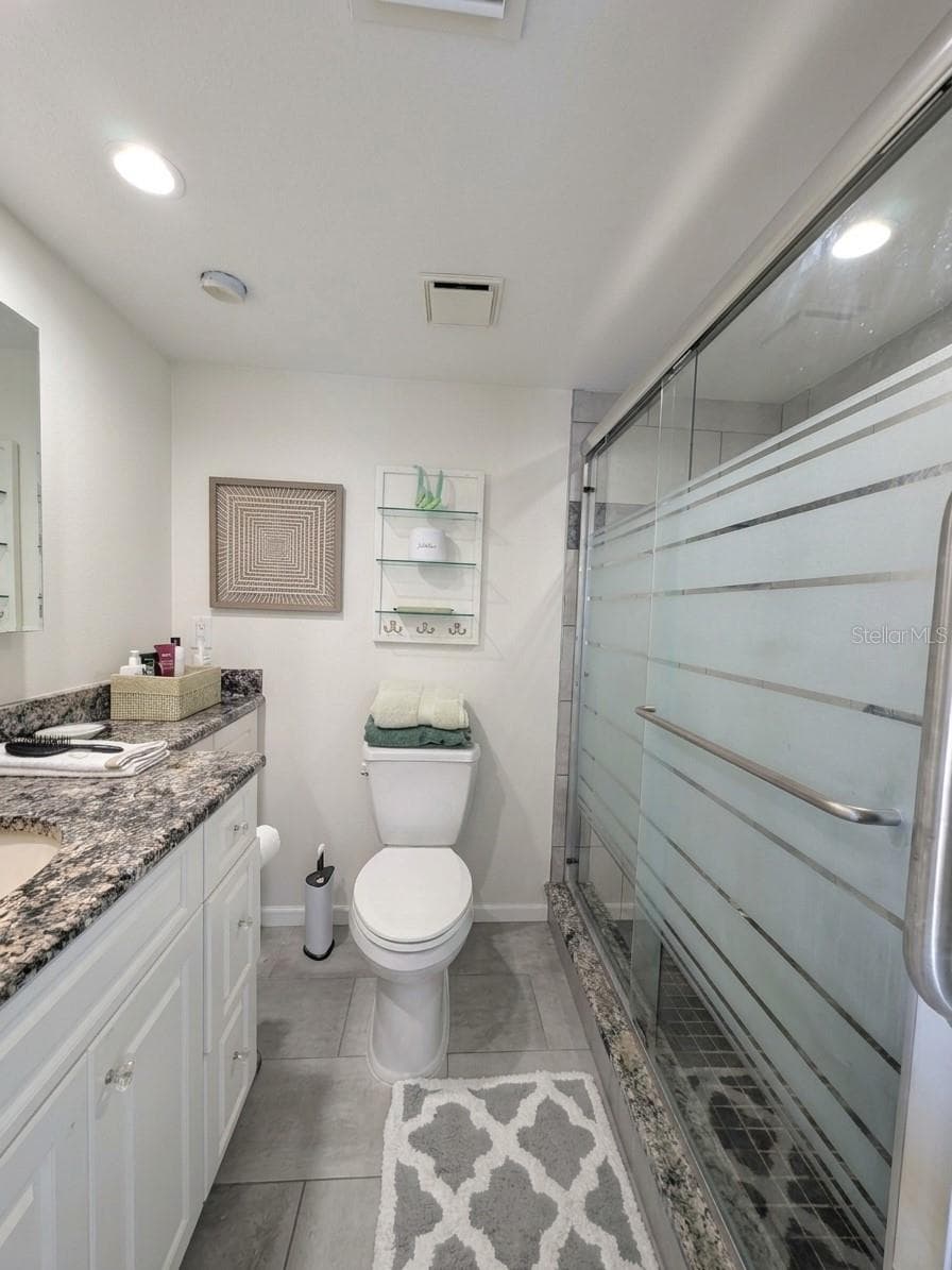 Master updated bath - 4725 COVE CIR #APT 609, ST PETERSBURG