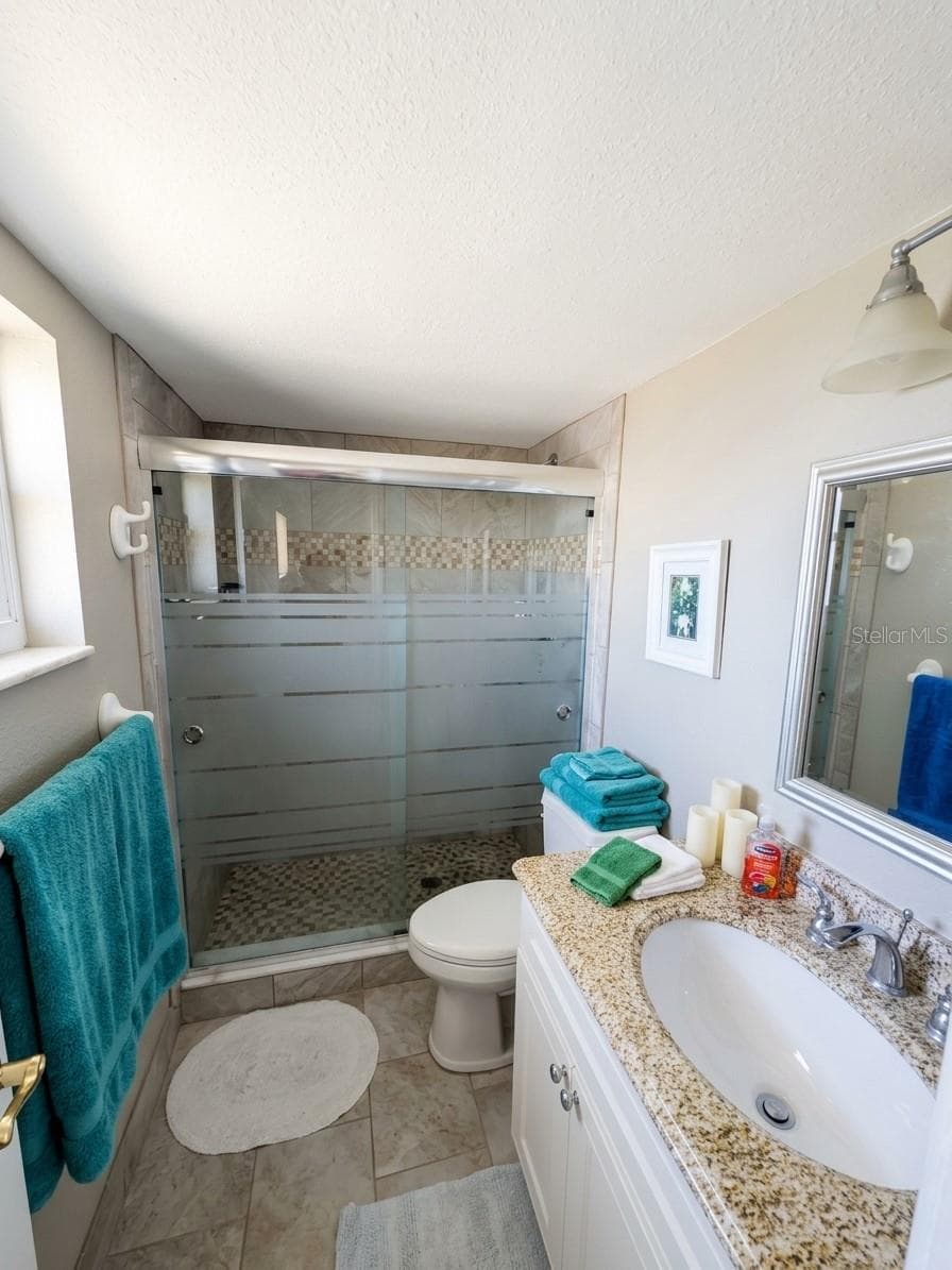 guest updated bath - 4725 COVE CIR #APT 609, ST PETERSBURG