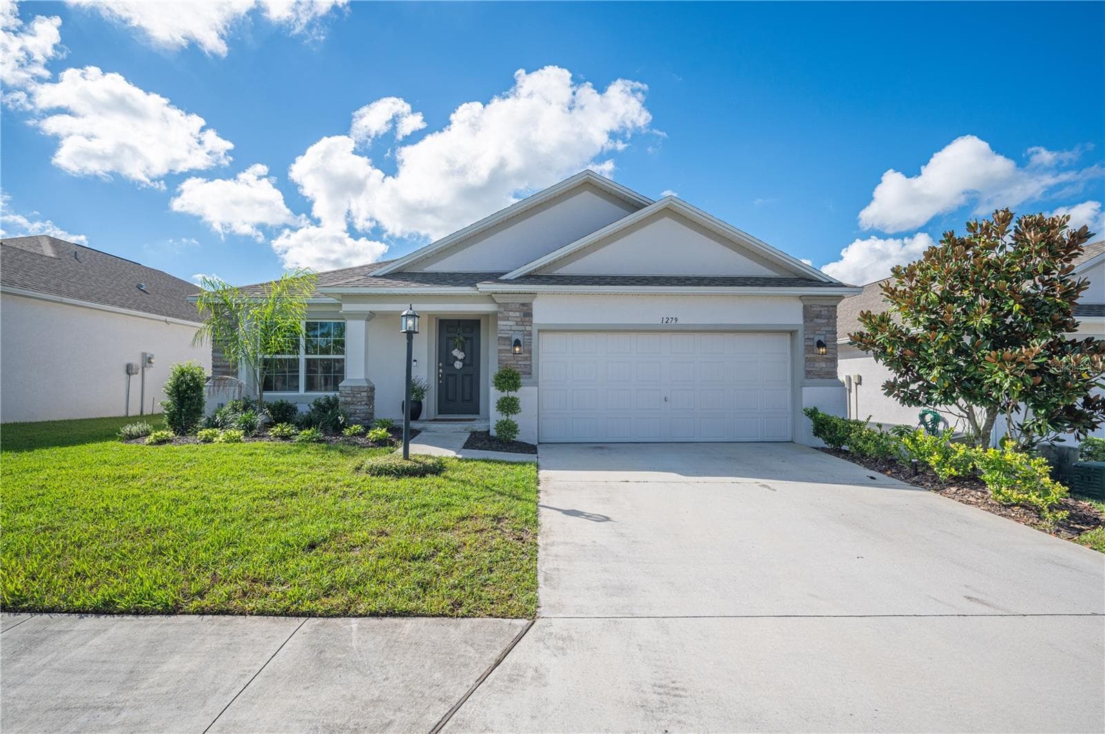 This lovely home features 1940 sq ft of AC space, 4 bedrooms, 2 full bathrooms and a huge back yard, along with a number of stunning upgrades. - 1279 PINTAIL PL, LAKELAND