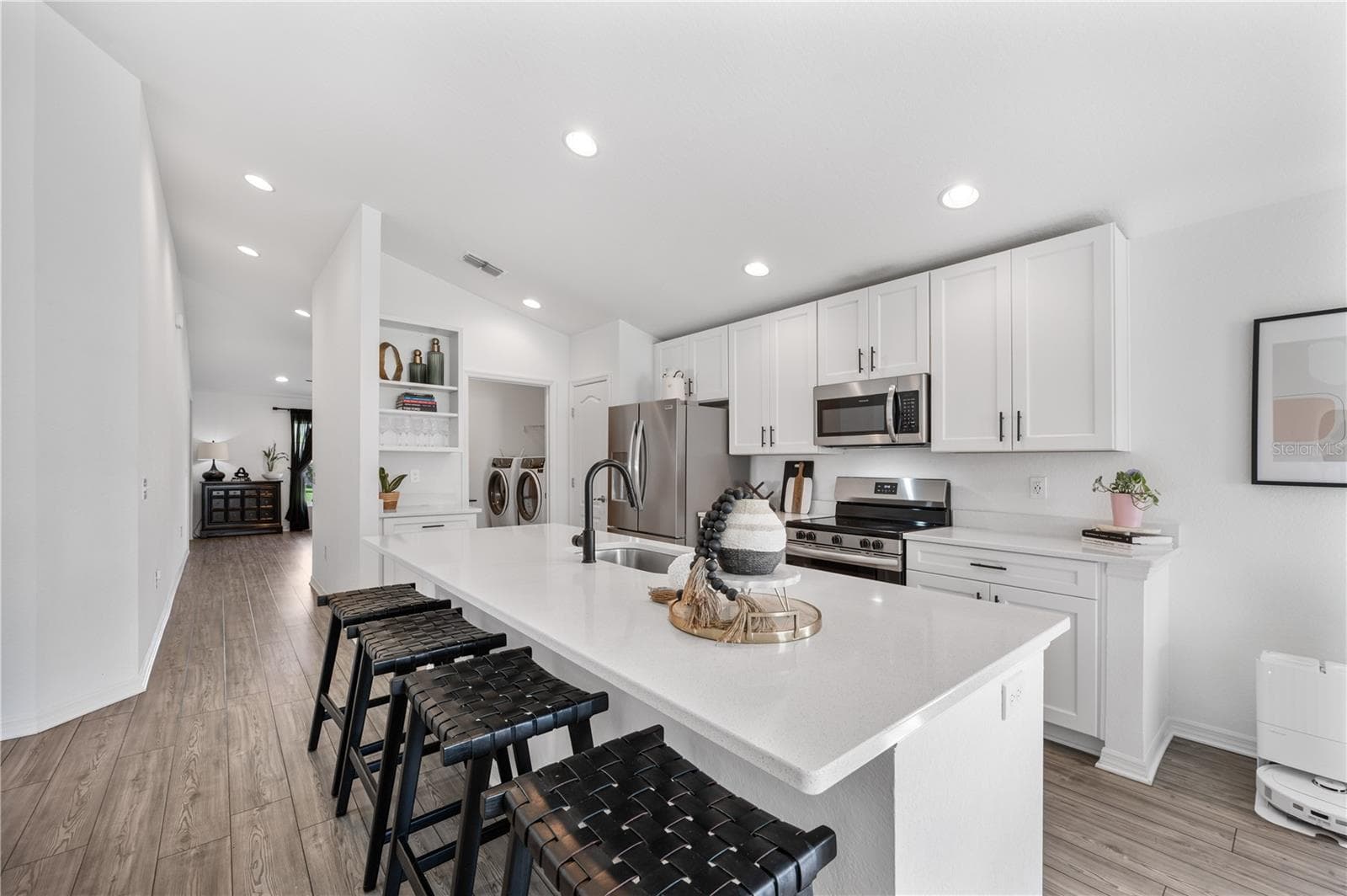 Quartz counters, stainless appliances, a huge center island with breakfast bar and plenty of storage - 1279 PINTAIL PL, LAKELAND