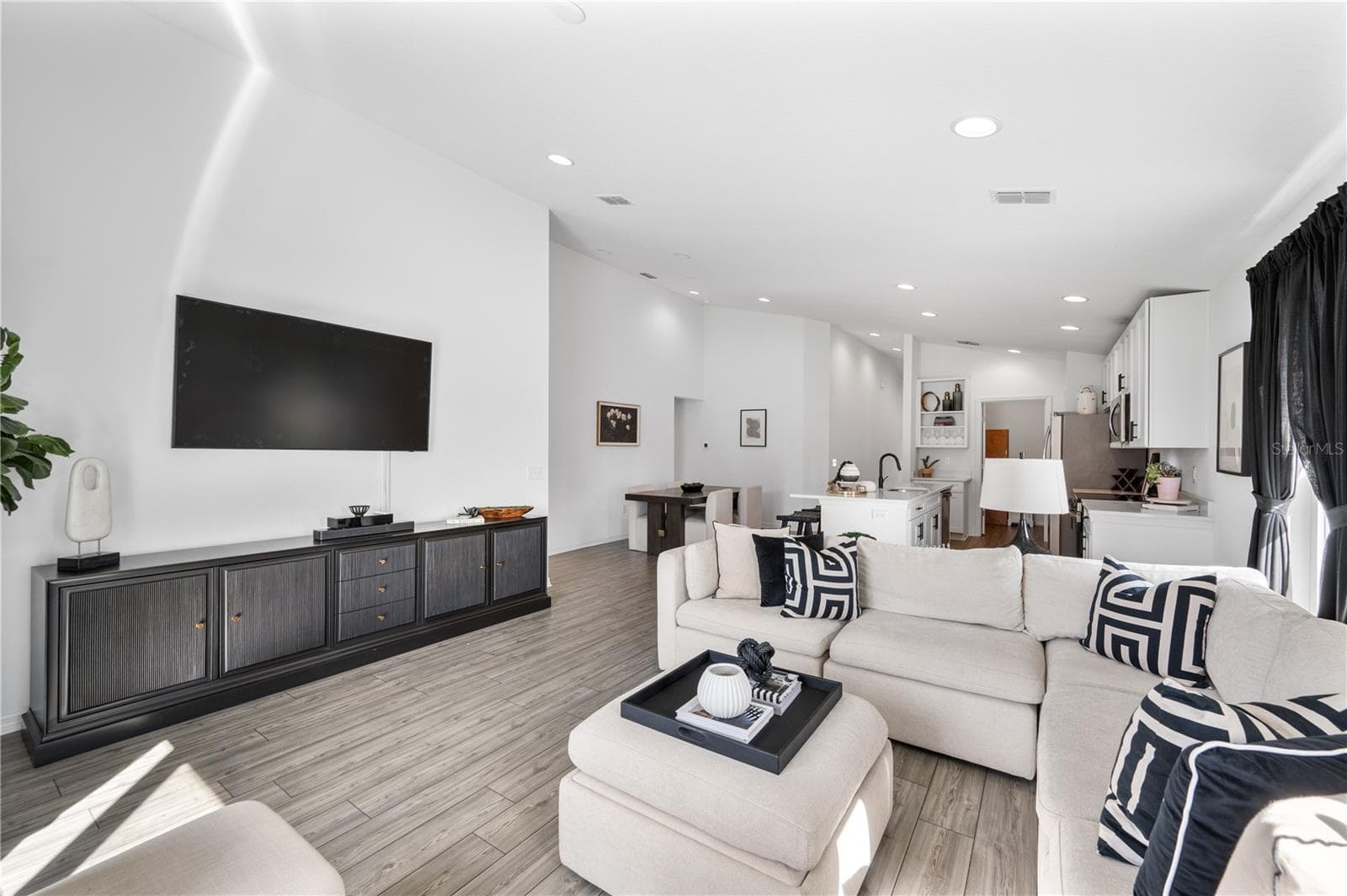 This entire home is flooded with natural light - 1279 PINTAIL PL, LAKELAND