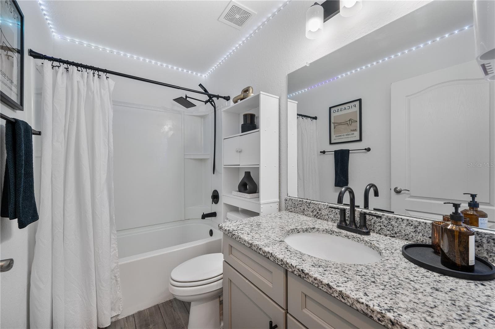 Bathroom #2 services bedrooms 2,3 &4. - 1279 PINTAIL PL, LAKELAND