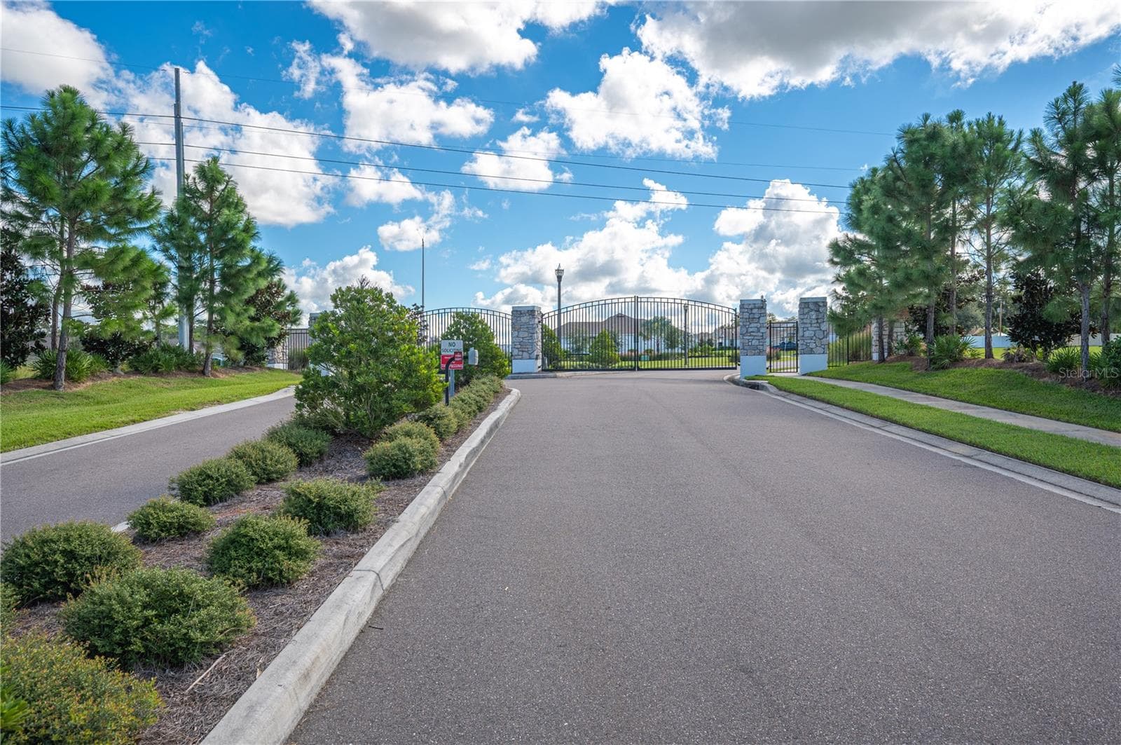 The gated entrance to Woodland Oaks - 1279 PINTAIL PL, LAKELAND