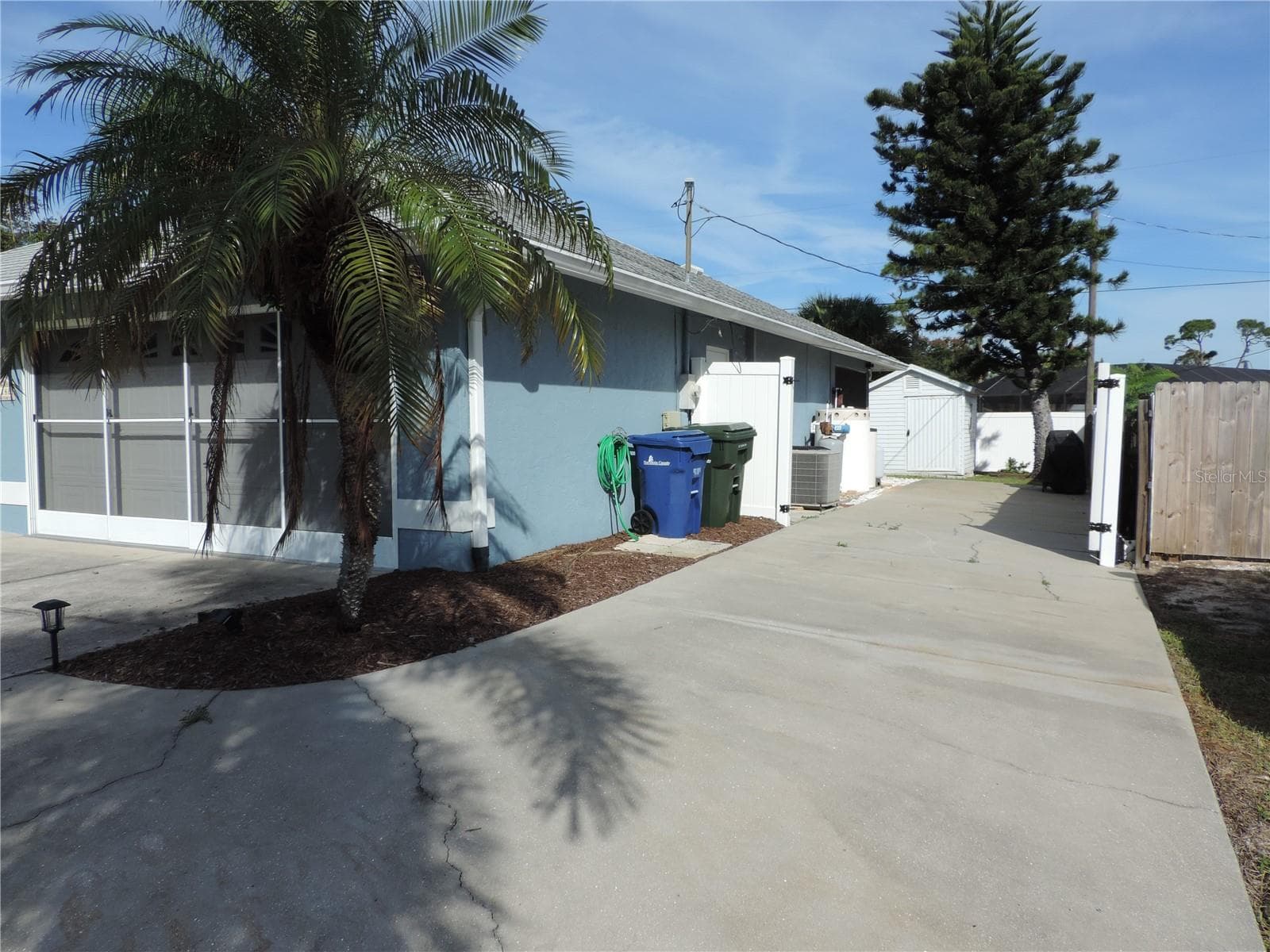 Huge driveway - 1148 ROYAL RD, VENICE