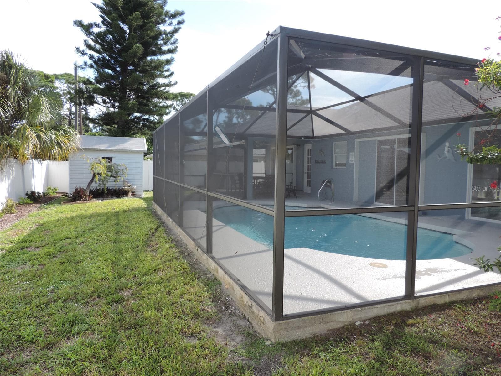 Left corner of backyard - 1148 ROYAL RD, VENICE