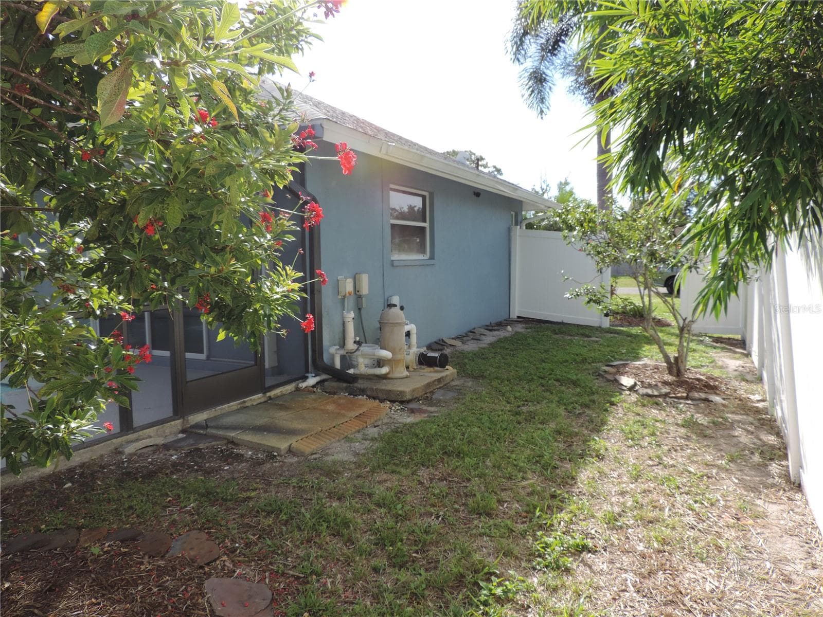 More backyard space - 1148 ROYAL RD, VENICE