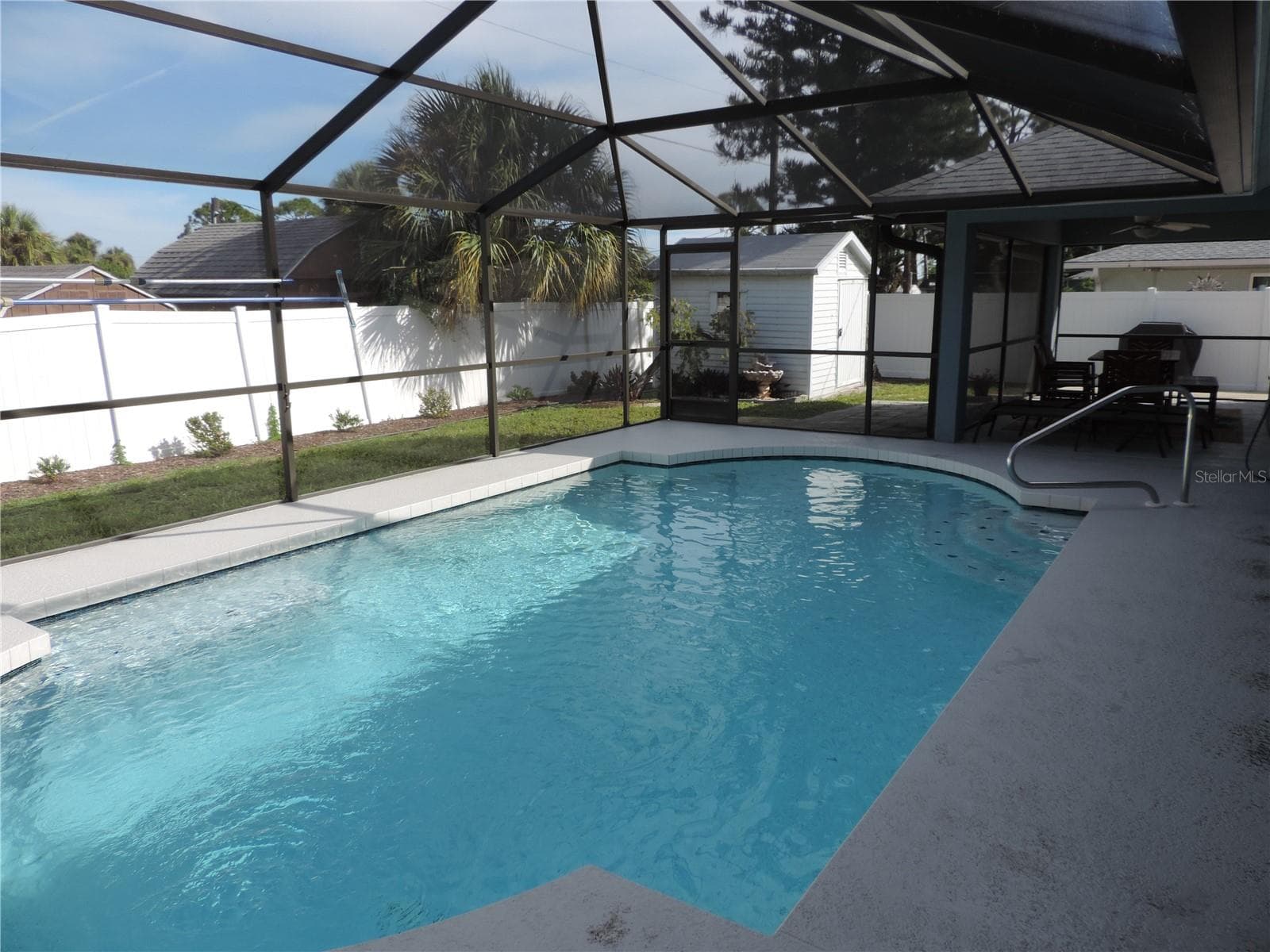 Sparkling pool - 1148 ROYAL RD, VENICE