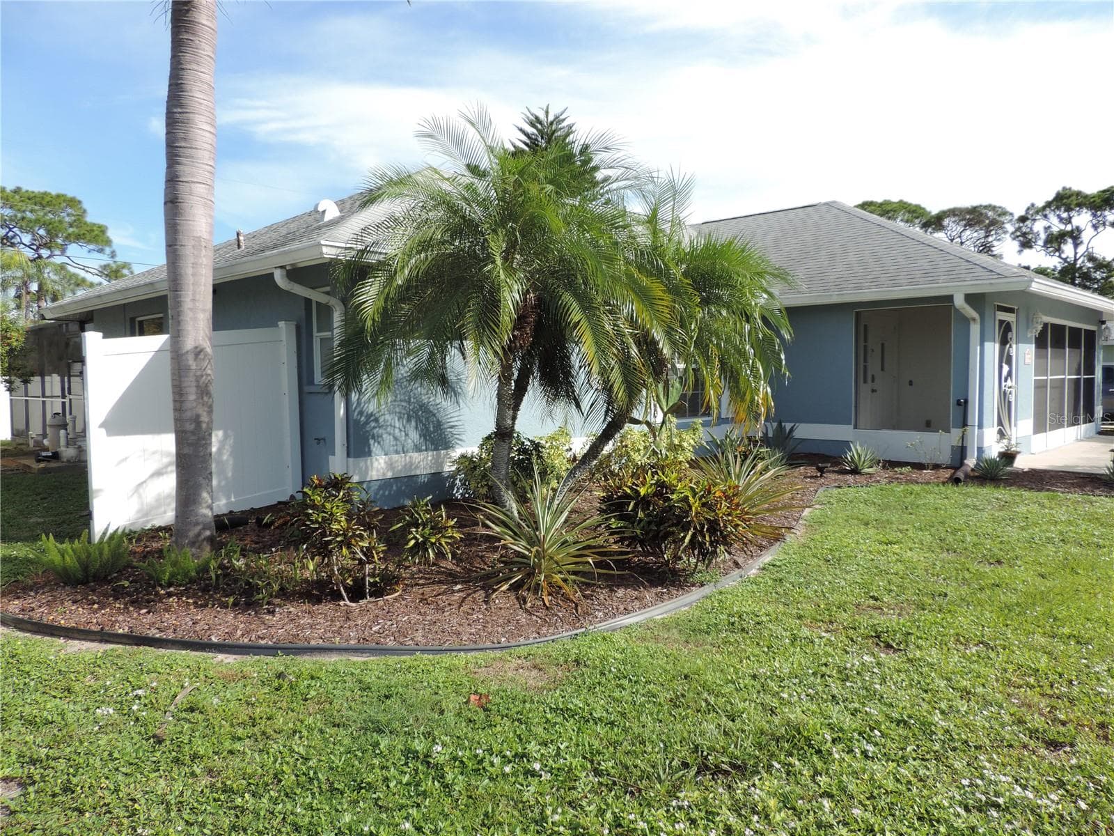Beautifully landscaped front - 1148 ROYAL RD, VENICE