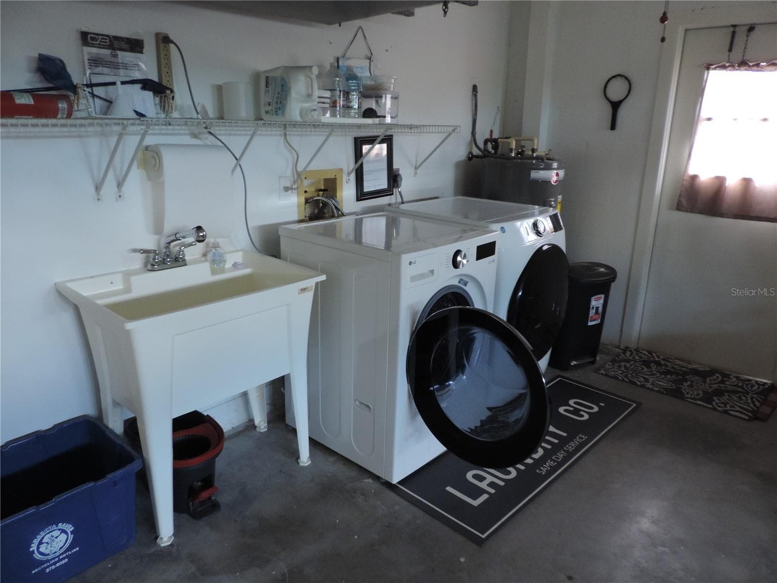 Washer/dryer and mudsink - 1148 ROYAL RD, VENICE