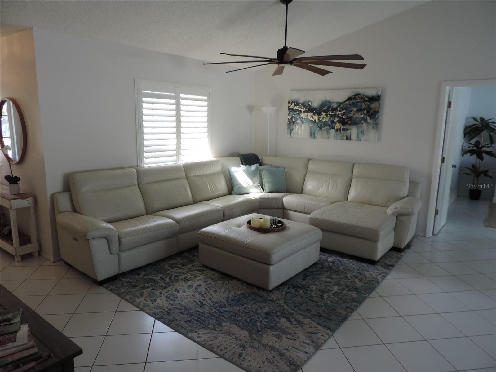 Huge living room - 1148 ROYAL RD, VENICE
