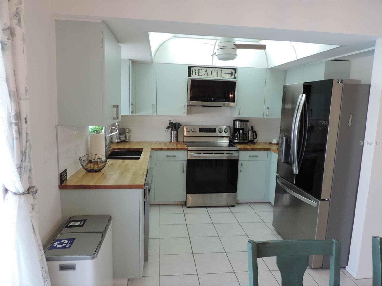 Updated kitchen - 1148 ROYAL RD, VENICE