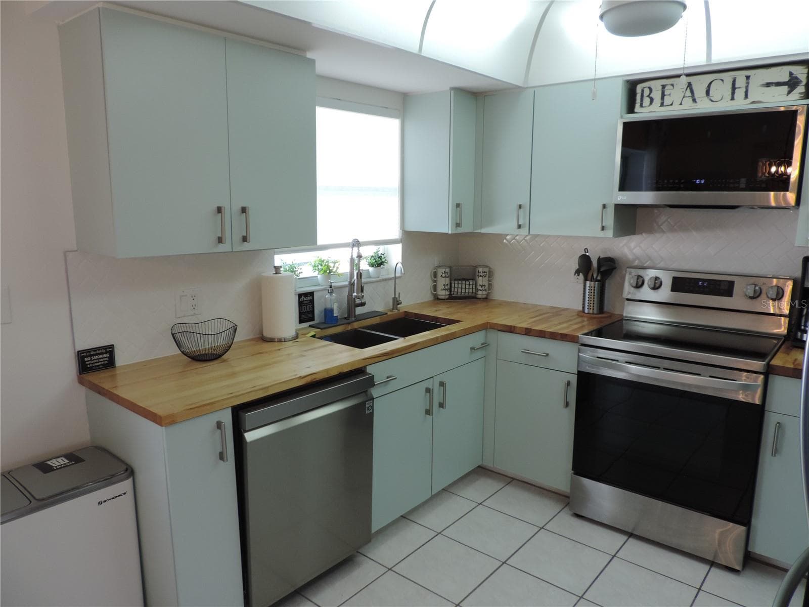 2nd view of updated kitchen - 1148 ROYAL RD, VENICE