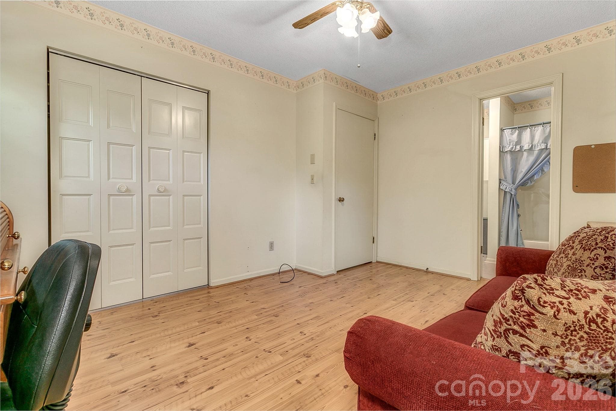 2nd bedroom w/walk-in closet & ceiling fan - 1 Dewberry Lane, Hendersonville