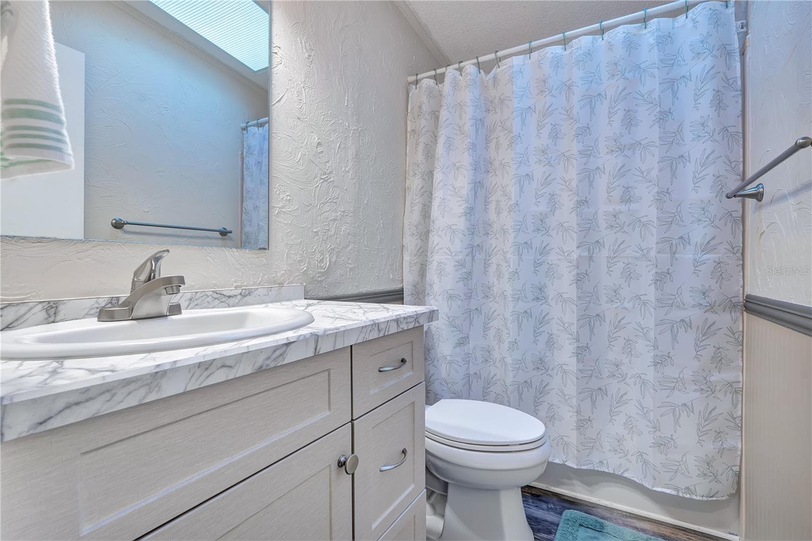 Guest Bathroom - 37820 RIDGECREST LN, LADY LAKE