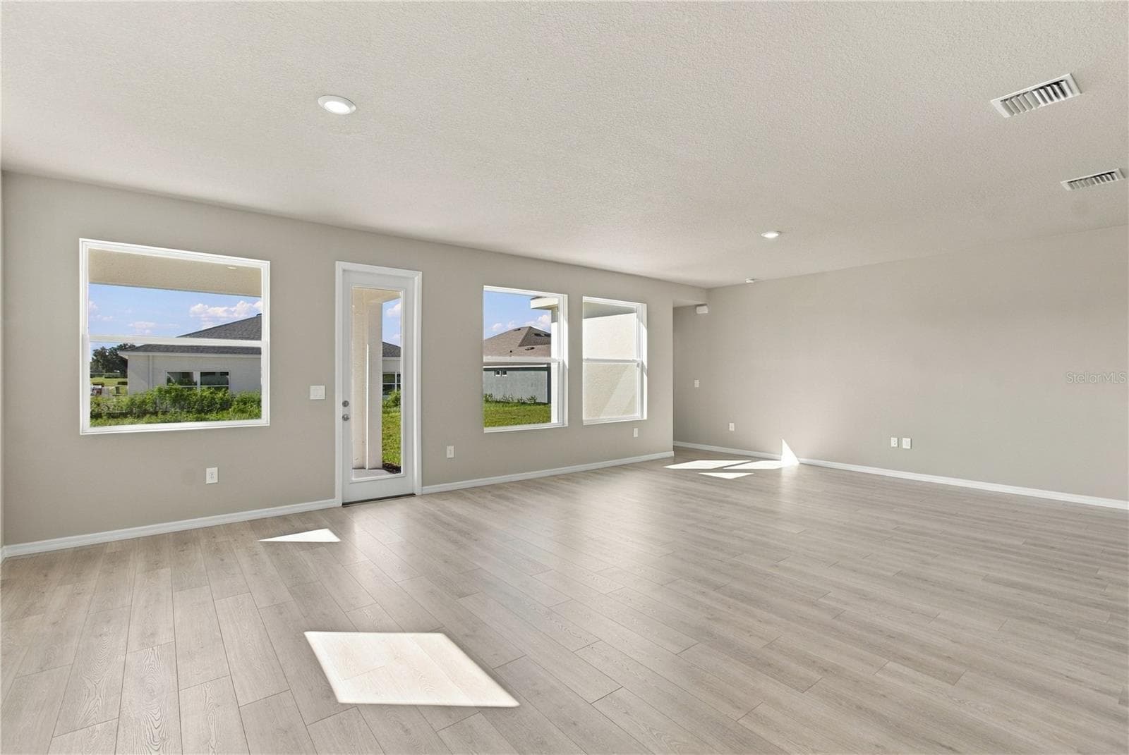 Family Room - 437 SPRING HARVEST DR, PLANT CITY