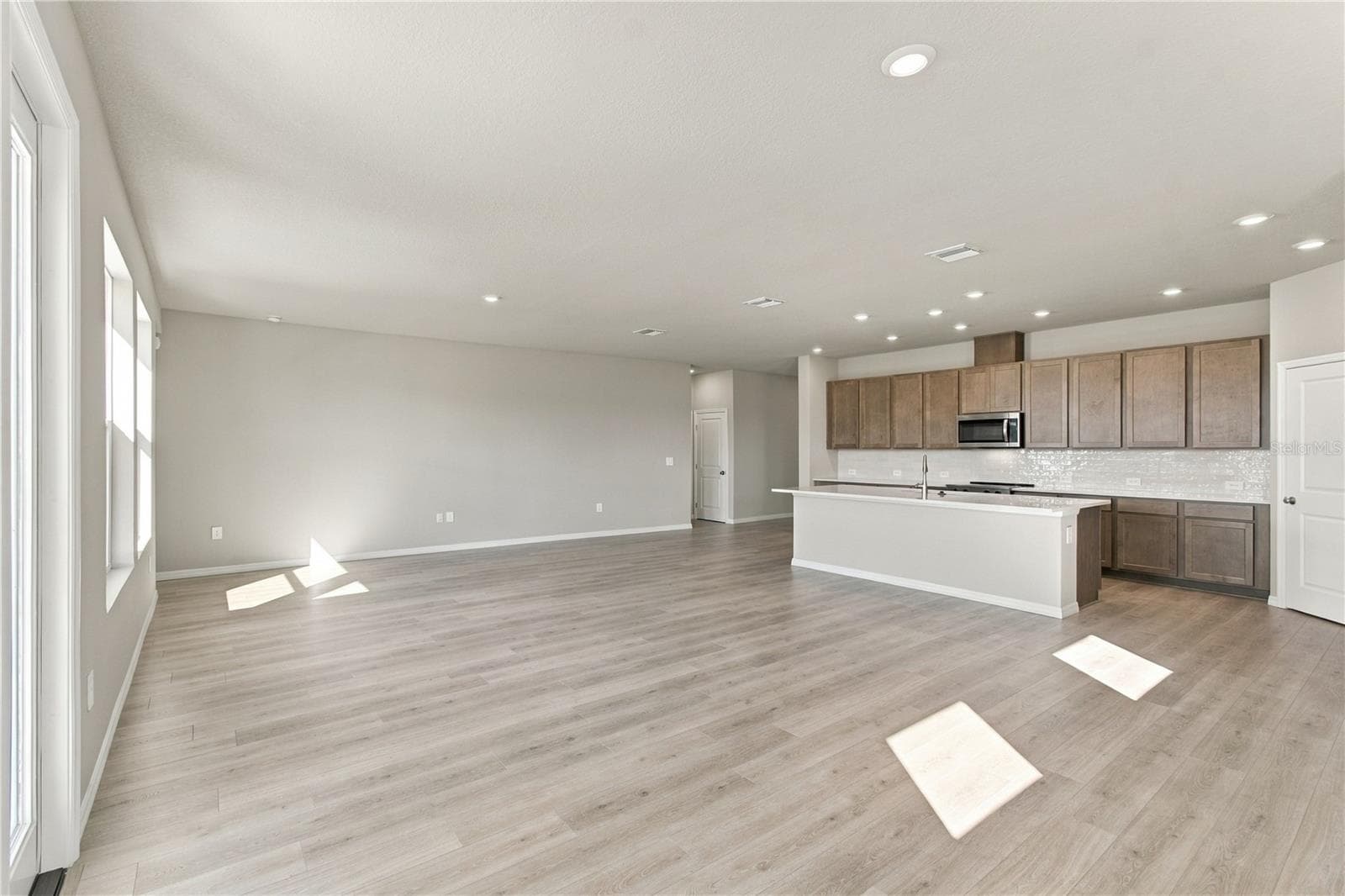 Family Room - 437 SPRING HARVEST DR, PLANT CITY