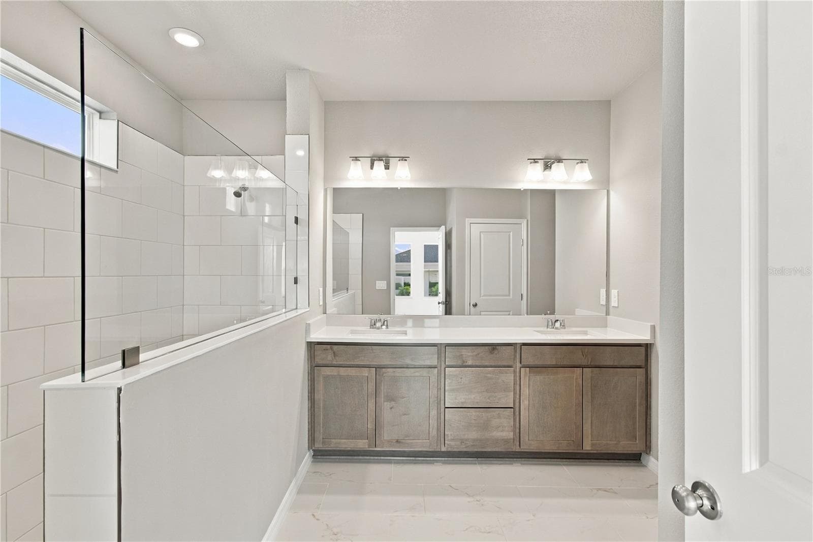 Owner's Bath - 437 SPRING HARVEST DR, PLANT CITY